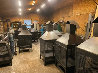 Foyers finis alignés dans l'atelier, prêts à livrer