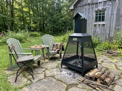 Rassembleur près d'un chalet avec chaises Adirondack