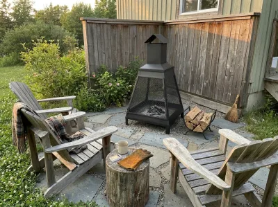 Rassembleur dans un coin détente avec clôture en bois