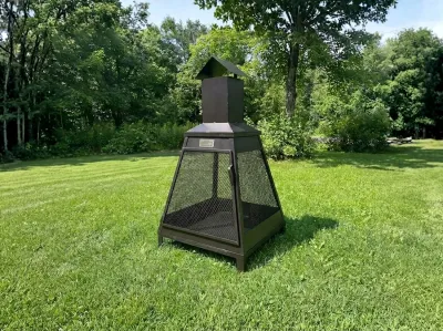 Le Rassembleur avec cheminée — foyer pyramidal en acier