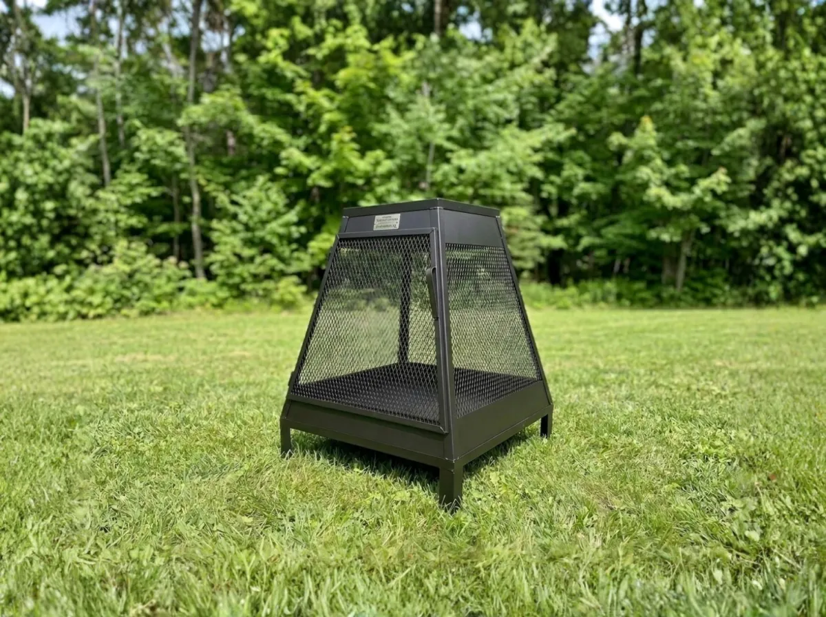 Le Rassembleur — foyer extérieur pyramidal en acier