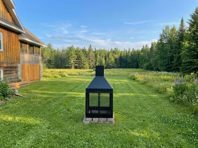 Foyer extérieur sur terrain près d'un chalet