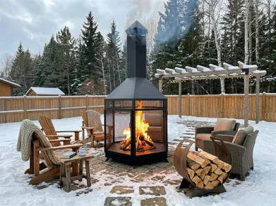 Foyer extérieur en acier avec vue sur le lac