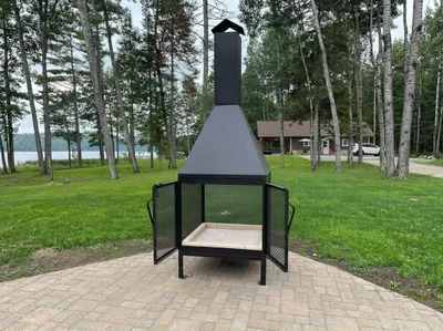 Foyer extérieur installé au bord du lac